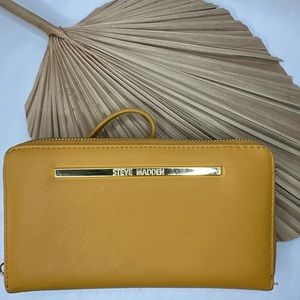 Women’s Steve Madden yellow zip wallet NWOT